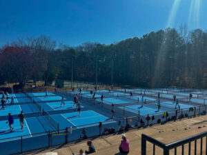 Photo by City of Sandy Springs on March 19, 2025. Pode ser uma imagem de 8 pessoas, pessoas nadando, piscina, parque e texto.