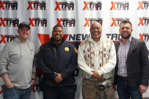 Photo shared by GCSO on March 31, 2025 tagging @xtra1063, and @sheriffkeybotaylor. Na obrázku môže byť 4 ľudia, stojaci ľudia a text, v ktorom sa píše „XΊΡΑ NEWS NEWS.TALK 106.3 NEWS NEWS+TALK NEWS·TALK NEWS XTR TALK NEWS NEWS•TALK 106.3 XTρΑ 106.3 NEWS TALK XIHA 106.3 NEWS.TALK NEWS NEWS•TALK TALK TRA XTI 10 NEWS NEW5.TALI NEWS XX! NEWS·TALK TALK XT NEWS TALK χπ' NEW NEW NEW ΤΑυ 106 MAW“.