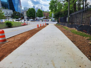 Photo by ATLDOT on April 21, 2025. Pode ser uma imagem de grama, meio-fio e texto.