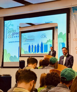 Photo by Grant Park Conservancy in Atlanta Botanical Garden with @atlbotanical, and @parkpride. Có thể là hình ảnh về 7 người, màn hình và văn bản.