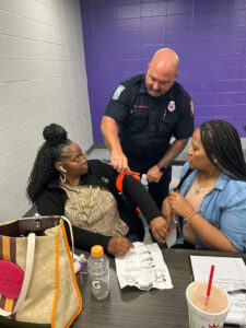 Photo by City of South Fulton on April 02, 2025. Pode ser uma imagem de 3 pessoas, maquiagem e texto.