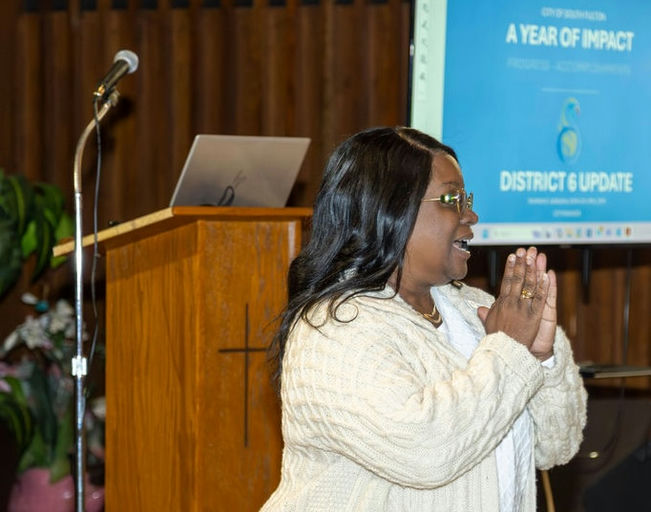 Photo by City of South Fulton on March 07, 2025. قد تكون صورة ‏‏‏شخص واحد‏، و‏ميكروفون‏‏ و‏نص‏‏.
