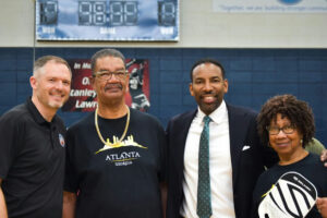 Photo shared by Department of Parks & Rec on March 17, 2025 tagging @andreforatlanta, @cityofatlantaga, @jcutler404, and @atlrec_athletics. Ist möglicherweise ein Bild von 4 Personen, Personen, die Basketball spielen, Basketballplatz und Text „WON "Togettes M ae buháing tronger commu in Me o tanley Lawn န ATLANTA GEORGIA 小路 WELKI Kc3eKc“.