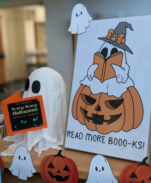 Photo by Fulton County Library System on October 24, 2025. May be a cartoon of book, scarecrow, pumpkin, gourd and text that says 'Scary, Scary,Scary 1 Scary Halloween READ ε B0OO -κΕ! EADMOREBOOO-KSI -KS'.